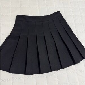 aritzia black pleated skirt 
size 2